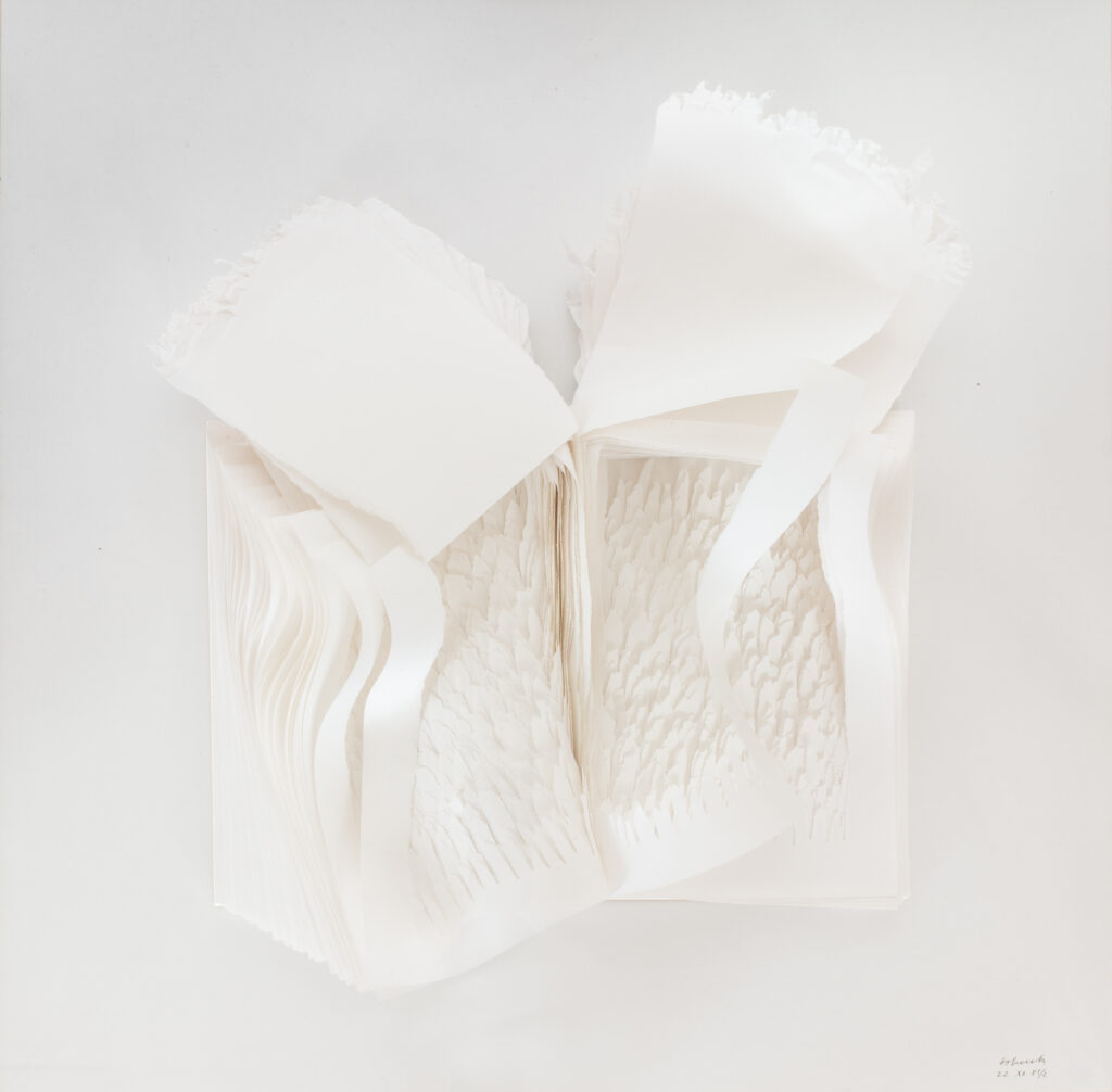 Oskar Holweck, Reißreliefobjekt "22-XII-81/2", 1981, SM Papier, Holz, Plexikasten, 70 x 70 x 19 cm